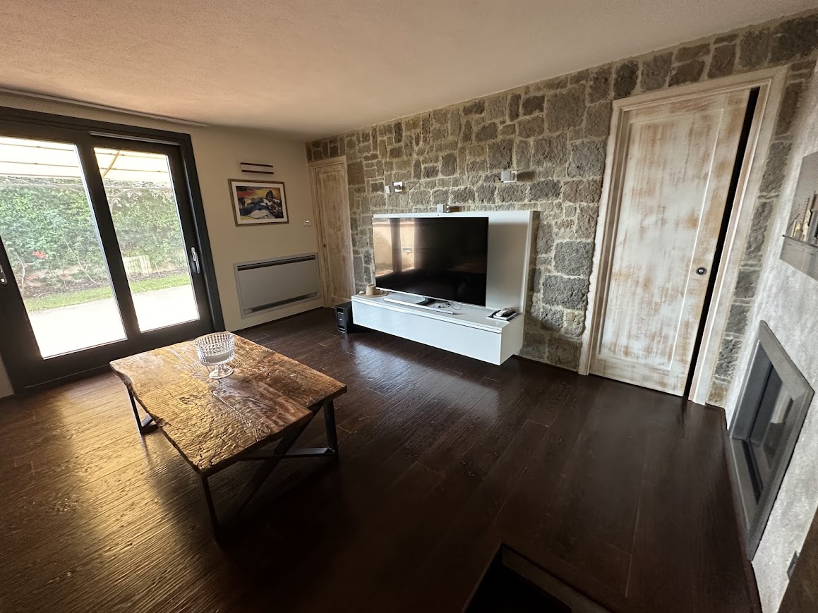 Sala TV con divano letto matrimoniale