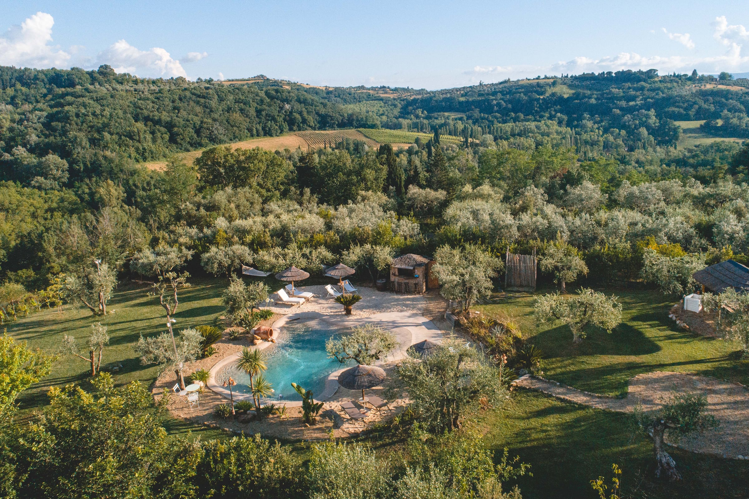 Piscina naturale e villa viste dall’alto